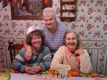 20001028a Belan Blair Burnham Jamrisko Kuzenko Birthdays Betty 73rd Irene 67th Vicki 40th House Shannon Sterling Heights Michigan