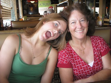 20070803a Burnham Trip Dan Jamie Visiting Applebees Florida