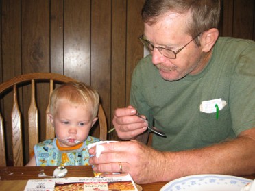 20090723a Mantey McMahan Peyton Pizza Time With Grampa